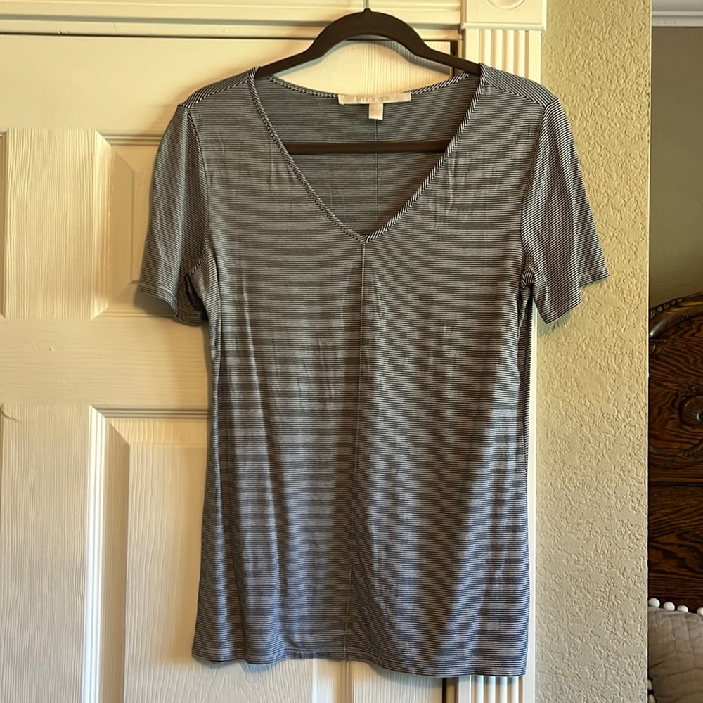Cute comfy navy stripe tee.